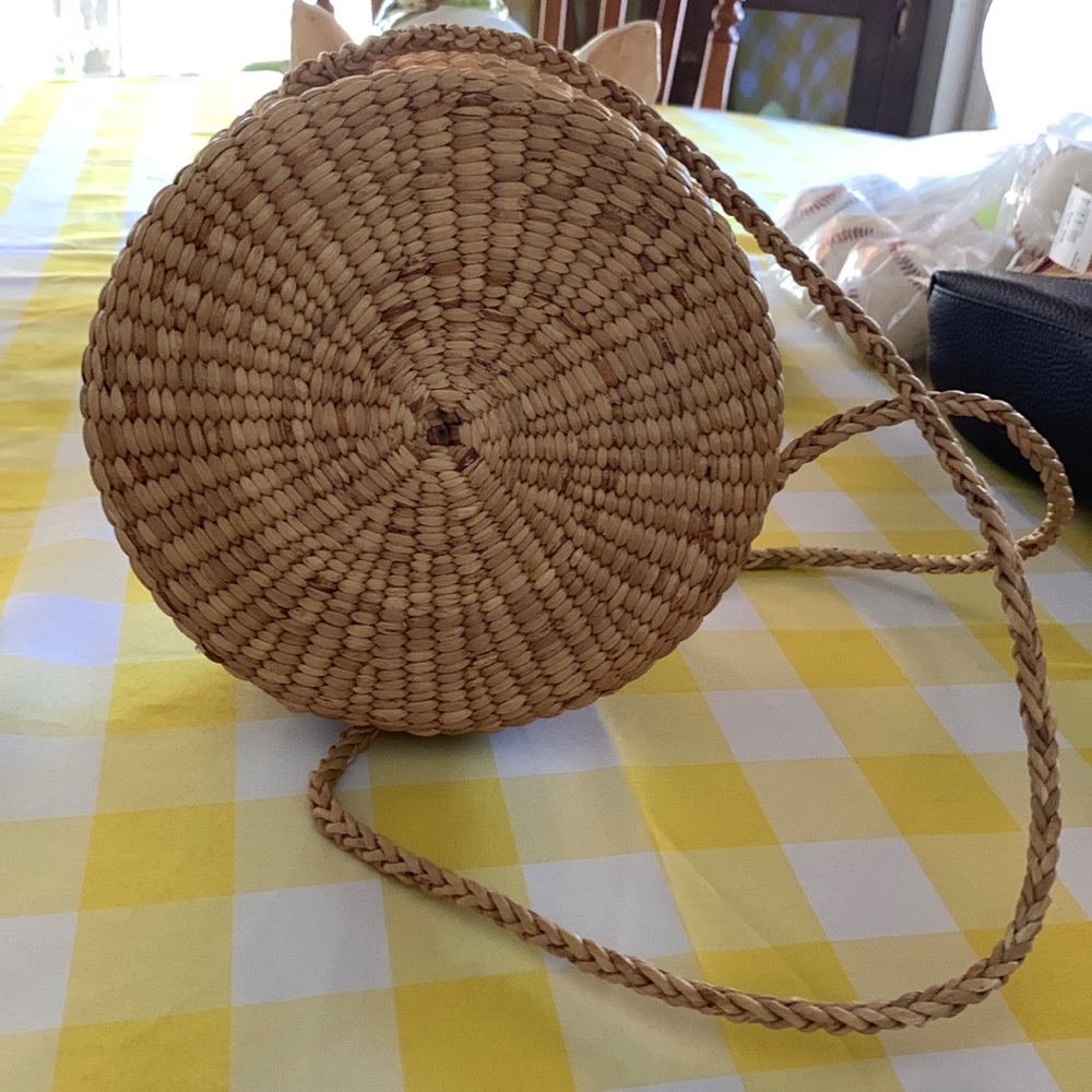 Adorable round straw  zip purse. Super clean inside and out. 8” across. 👜👛👝